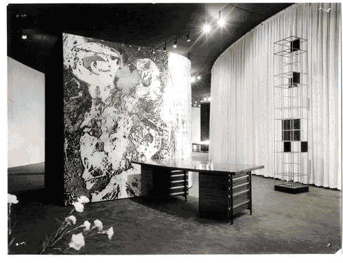 Image for XI Triennale - Sezione del Belgio - Mobile per ufficio direttivo di legno di paduca - Jules Wabbes - Colonna in acciaio inossidabile saldato con elementi di plexiglas colorati - Lucien Kroll - Charles Vandenhove