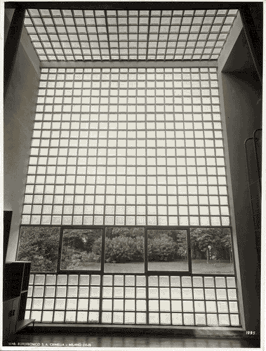 Image for V Triennale - Mostra dell'abitazione - Casa per le vacanze di un artista sul lago di Giuseppe Terragni e altri - Finestrone in vetro-cemento dello studio