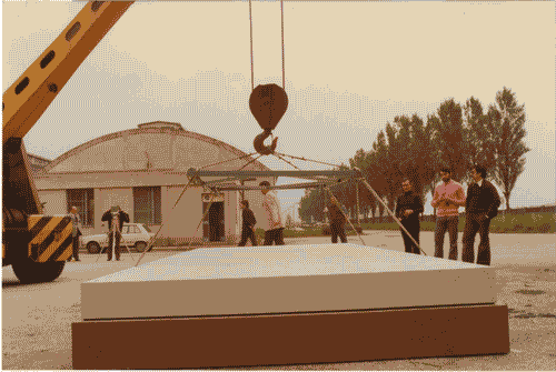 Image for Abitazioni per l'emergenza - Fasi di montaggio di unità per emergenza (Montedil)