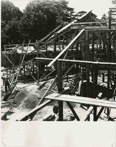 Image for X Triennale - Parco Sempione - Padiglione per soggiorno - Lavori di costruzione - Ico Parisi - Silvio Longhi - Luigi Antonietti