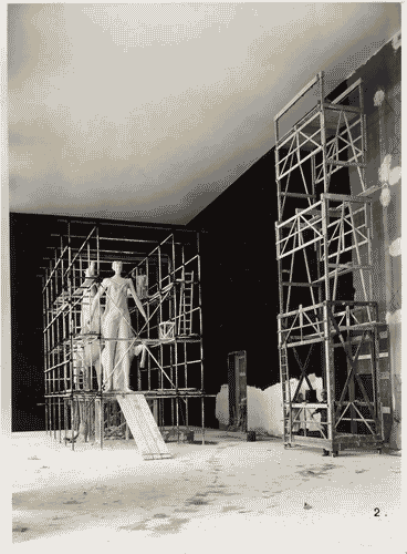 Image for VI Triennale - Palazzo dell'Arte - Salone della Vittoria - Lavori di realizzazione della scultura di Lucio Fontana