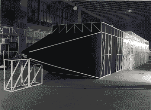 Image for XVI Triennale - Primo ciclo - Lo spazio audiovisivo - Spazio reale-spazio virtuale - Installazione "L'immagine della città" - Proiettore di diapositive e il cono di proiezione