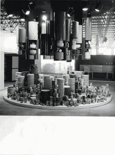 Image for Coincidenza contenitore-magazzinaggio in un'attrezzatura per cucina. Piatti e scatolame