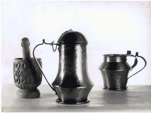 Image for XI Triennale - Mostra delle Produzioni popolari italiane - Scomparto di Abruzzo e Molise - Mortaio in legno e bricchi in rame