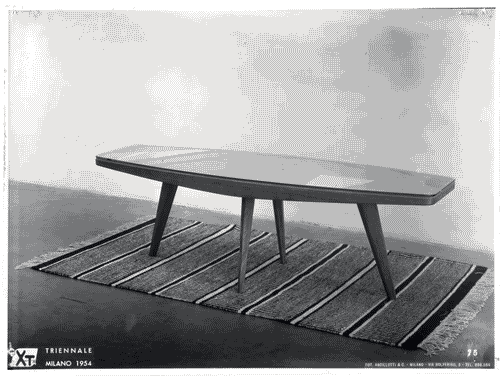 Image for X Triennale - Mostra internazionale delle scuole d'arte - Tavolo in legno con arazzo eseguito dalla Scuola statale d'arte di Cantù - Tappeto della Statens Kvinnelige Industriskole di Oslo