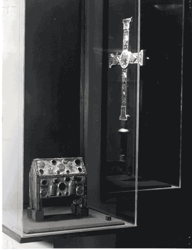 Image for XI Triennale - Mostra delle Produzioni d'arte - Sezione dell'Oreficeria -Cofanetto del XIII sec. e croce del XII sec. di Limoges in oro, pietre dure e smalti