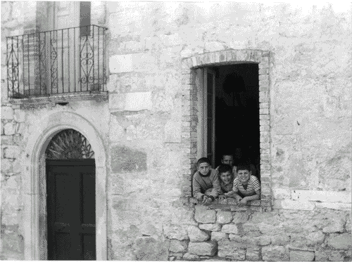 Image for XII Triennale - La casa e la scuola - Settore rurale - Colledimacine - Casa rurale - Ragazzi affacciati ad una finestra