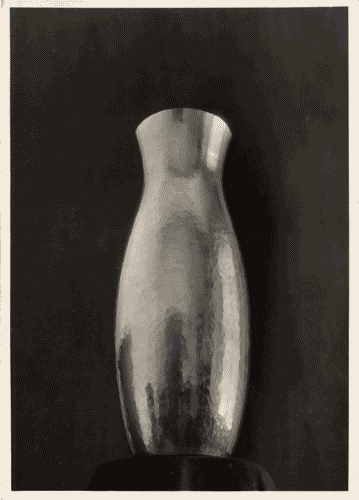 Image for V Triennale - Arti decorative e industriali - Sala dell'E.N.A.P.I. - Oggetti di metallo - Vaso di rame sbalzato di Alberto Gerardi