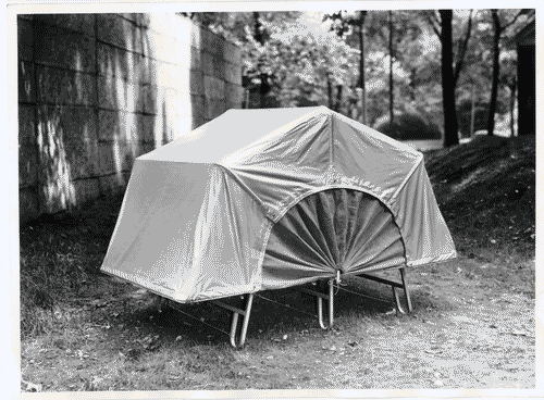 Image for XIII Triennale - Parco Sempione: settimo spazio - Piscina "Spartan" - Branda biposto pieghevole con capotte - Enrico Bellasi