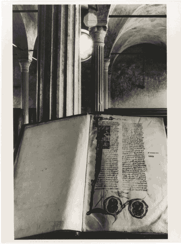 Image for Il luogo del lavoro - Il presente possibile e da pretendere - La biblioteca accessibile - un confronto con il passato: la biblioteca Malatestiana diCesena - Biblioteca Malatestiana di Cesena. Codice sul leggio di un pluteo