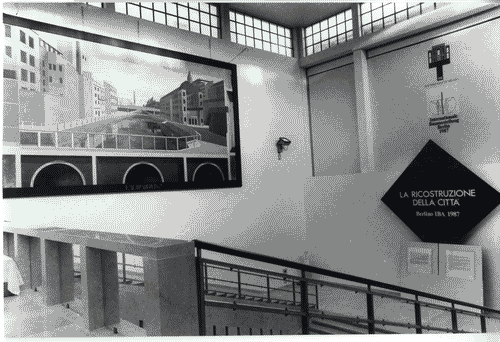 Image for La ricostruzione della città. Berlino, IBA 1987 - Scalone d'onore e ingresso alla mostra