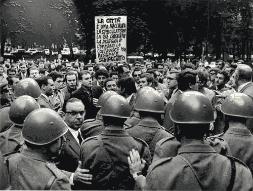 Image for XIV Triennale - Occupazione della Triennale - Manifestazione prima dell'occupazione davanti al Palazzo dell'Arte