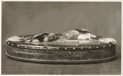 Image for III Biennale - Mostra delle oreficerie - Scatola in smalato e agata rossa di Alfredo Ravasco