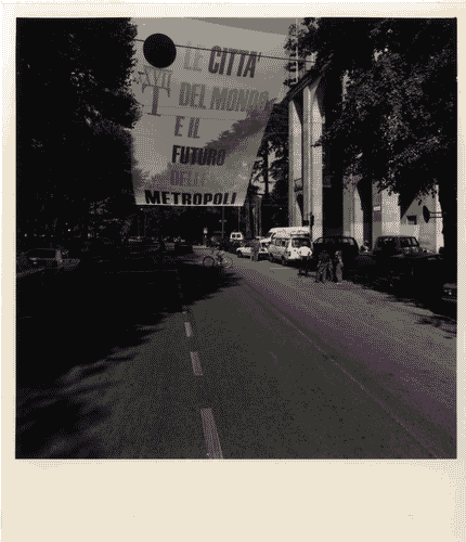 Image for XVII Triennale - Le città del mondo e il futuro delle metropoli - Stendardo davanti al Palazzo dell'Arte