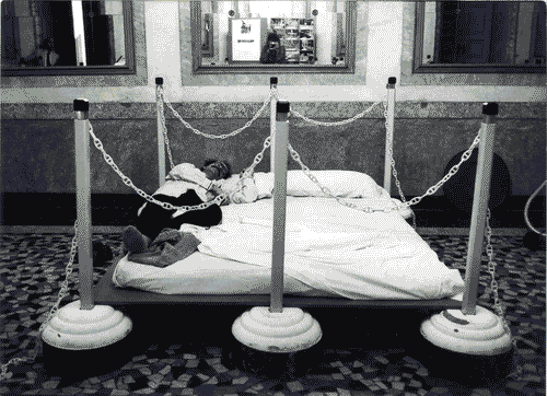 Image for XVI Triennale - Primo ciclo - Lo spazio audiovisivo - Spazio reale-spazio virtuale - Installazione "Paletti e catene" - Ugo La Pietra