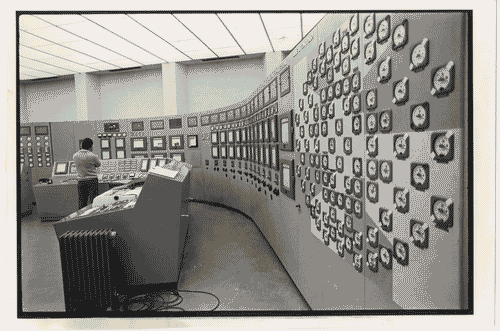 Image for Il luogo del lavoro - Il presente possibile e da pretendere - Il fascino delle possibili occupazioni - Pannelli di controllo nella centrale nucleareEnel di Latina