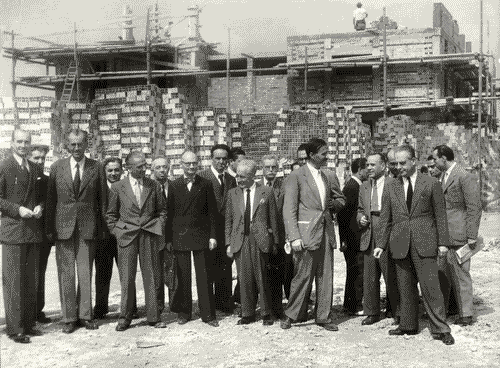 Image for VIII Triennale - Quartiere sperimentale della Triennale di Milano QT8 - Sopralluogo al cantiere - Foto di gruppo - Piero Bottoni