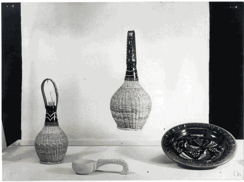 Image for XI Triennale - Mostra delle Produzioni popolari italiane - Scomparto del Trentino Alto Adige - Fiaschi impagliati, mestolo in legno intagliato, piatto di ceramica Thun