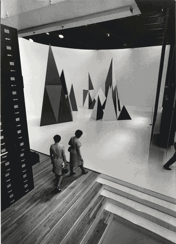 Image for XIV Triennale - Grande numero: l'intervento figurativo a grande scala - Sculture piramidali - Lynn Chadwick