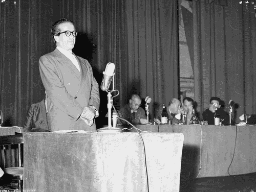 Image for X Triennale - I Congresso internazionale dell'Industrial Design - Intervento di Wachsmann Konrad - Seduti al tavolo dei relatori si riconoscono Max Bill, Ernesto Nathan Rogers e Tommaso Ferraris