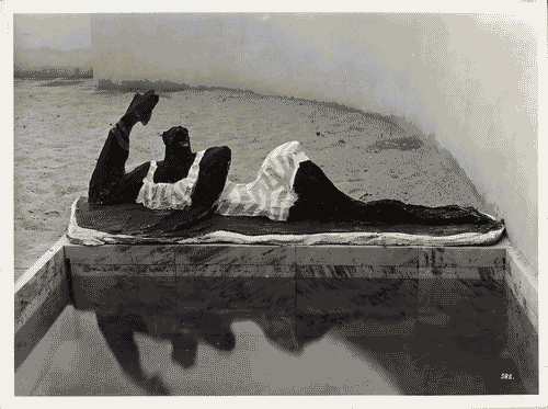 Image for V Triennale - Mostra dell'abitazione - Villa studio per un artista di Luigi Figini e Gino Pollini - Scultura policroma "Bagnante" di Lucio Fontana