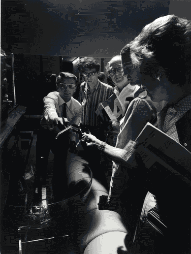 Image for XIV Triennale - Sezioni nazionali - Austria - Pressa di materie plastiche che produce occhiali bicolore ogni quindici secondi