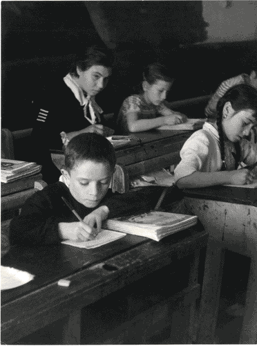 Image for XII Triennale - La casa e la scuola - Settore rurale - Colledimacine - Aula pluriclasse con bambini