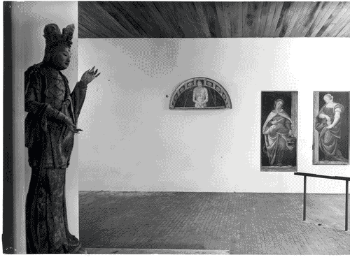 Image for XI Triennale - Mostra di museologia - Da sinistra: scultura in legno raffigurante Bodhisattva, lunetta di Vincenzo Foppa "Cristo morto", Bernardino Lanino "S. Marta con il drago" e "S. Maria Maddalena".
