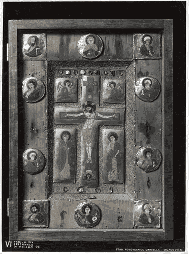 Image for VI Triennale - Mostra dell'antica oreficeria italiana - Vetrina II. Grande vetrina centrale con opere scelte di oreficeria sacra - Coperta di evangelario detta del Vescovo Alfano