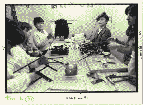 Image for Operaie montano oggetti in plastica