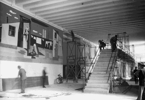 Image for VIII Triennale - Palazzo dell'Arte - Lavori di allestimento - Unificazione, modulazione e industrializzazione nell'edilizia - Costruzione della passerella sovrastante l'ingresso