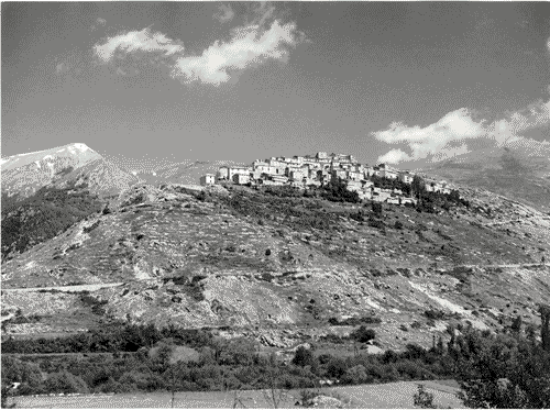 Image for XII Triennale - La casa e la scuola - Settore rurale - Scontrone - Veduta