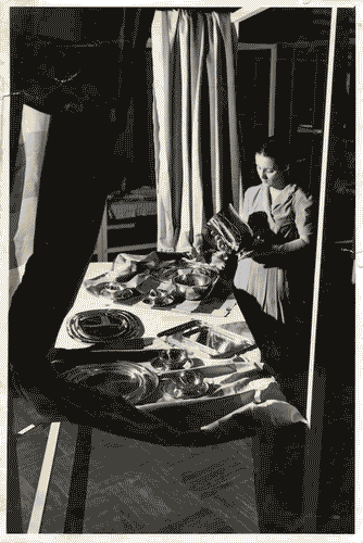 Image for Allestimento della mostra Oggetti per la casa con servizio in metallo della ditta Sisini e tessuti della ditta Rubelli