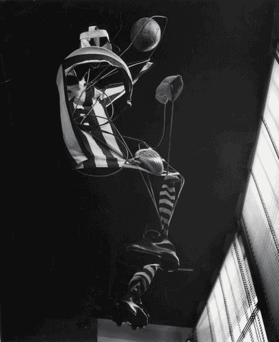 Image for IX Triennale - Forma e colore nello sport - Manichini di Roberto Crippa con abbigliamento per rugby