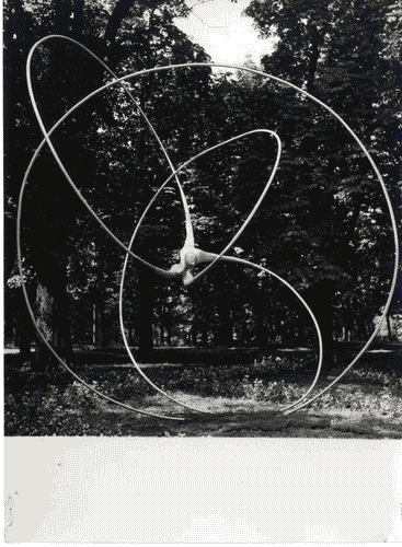 Image for X Triennale - Parco Sempione - Mostra del fiore e del giardino - Sculture ed elementi di plastica decorativa collocati nel parco Sempione - Scultura in bronzo "L'acrobata" - Carmelo Cappello