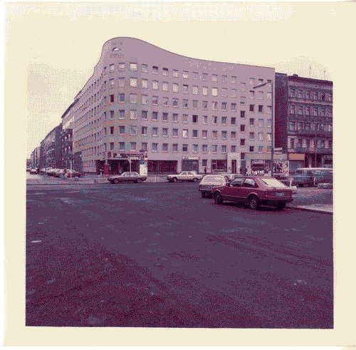 Image for La ricostruzione della città. Berlino, IBA 1987 - Edificio d'abitazione Bonjour tristesse, in Schlesisches strasse