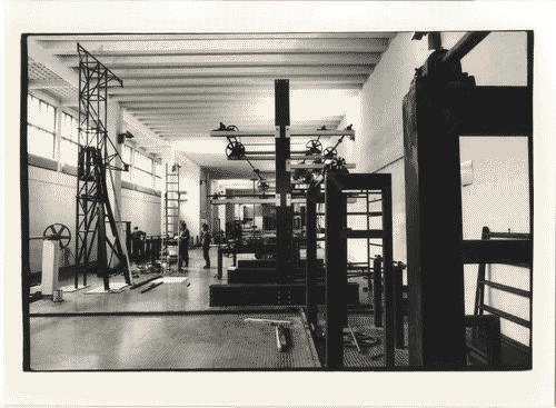 Image for Il luogo del lavoro - Dentro la fabbrica - Una cosmologia a pulegge - Lavori di allestimento della "Stanza delle pulegge"