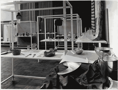 Image for Allestimento della sezione Oggetti per la casa. In primo piano, ciotole esecchiello in argento; sullo sfondo, caraffa e bicchiere in cristallo e stoviglie in legno