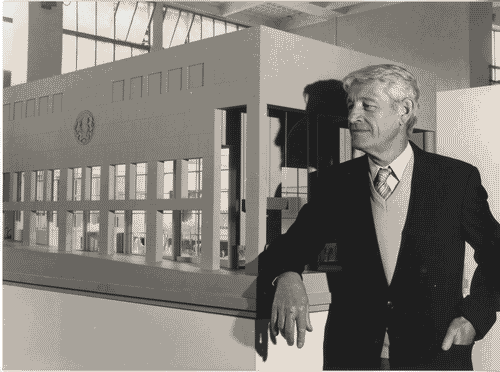 Image for Ulrich Franzen accanto al modello dell'edificio della sede centrale dellaPhilip Morris esposto nella mostra Dal cucchiaio alla città