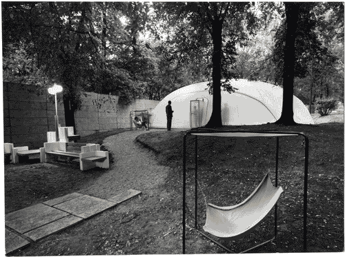 Image for XIII Triennale - Parco Sempione: sesto spazio - Involucro in plastica - Enrico Faiella - Elementi componibili prefabbricati in cemento per zone di sosta e ristoro - Fredi Drugman - Franco Micolitti