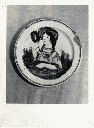 Image for XI Triennale - Mostre temporanee - Mostra delle ceramiche venete tradizionali dell'800 - Piatto di terraglia - "La bella col ventaglio e il turbante"