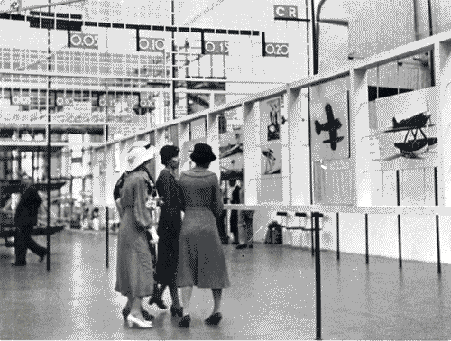 Image for Visitatori alla mostra dell'aeronautica