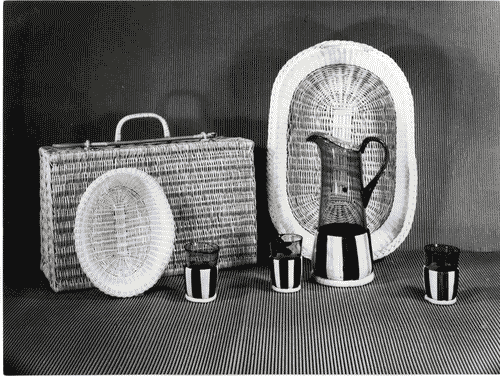 Image for X Triennale - Mostra merceologica - Sezione A - Valigia di vimini di Maria Bonacina Ronzoni - Ceste in vimini di Pietro Ciceri - Vetri impagliati ditta Bigatti