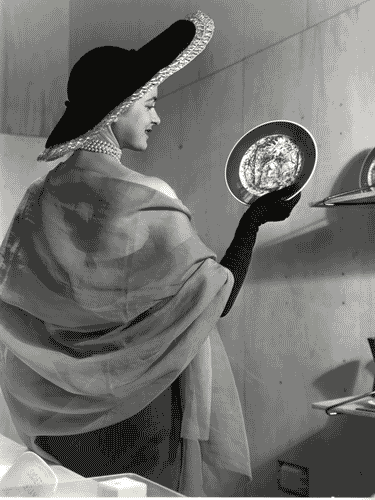 Image for IX Triennale - Sezione della Ceramica - Modella con piatto in ceramica