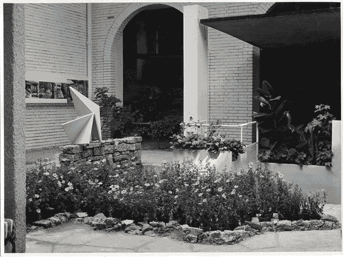 Image for VIII Triennale - Il verde nell'abitazione - Area verde con aiuola con petunie e balconcino con portafiori