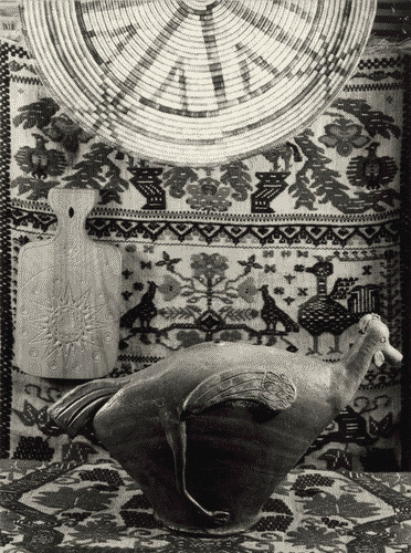 Image for XI Triennale - Mostra delle Produzioni popolari italiane - Scomparto della Sardegna - Cesto in paglia, tagliere in legno lavorato, vaso in terracotta e tappeto ricamato