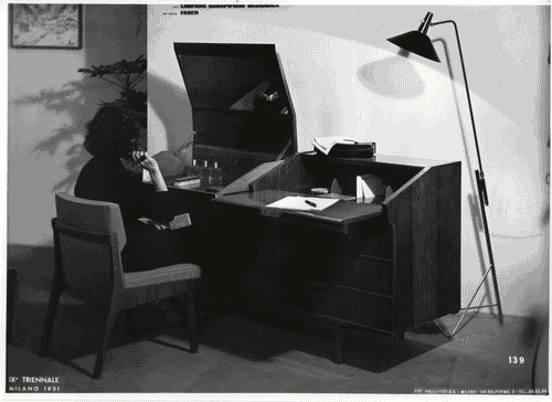 Image for IX Triennale - Abitazione - Alloggio n. 3: elementi di appartamento - Gianni Albricci - Camera matrimoniale - Comò-scrittoio - Lampada Arteluce di Gino Sarfatti