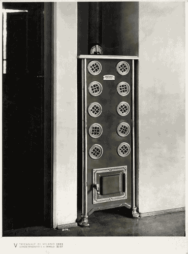 Image for V Triennale - Mostra dell'abitazione - Gruppo di cinque case per vacanze - Casa di vacanza in montagna di Enrico Griffini, Eugenio Faludi e Piero Bottoni - Calorifero a legna