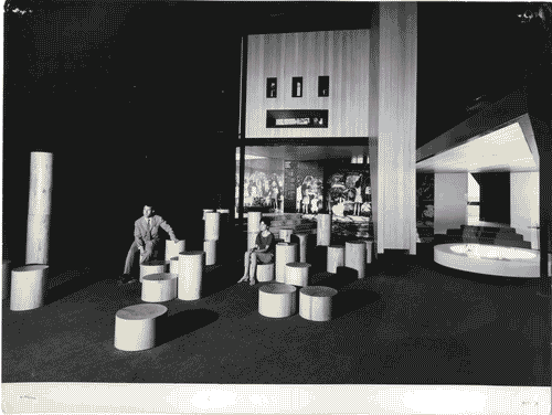 Image for Spettatori durante la proiezione di filmati sul tema della scuola