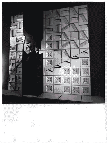 Image for XV Triennale - Sezione italiana. Lo spazio vuoto dell'habitat - Parete totem di Dino Colalongo